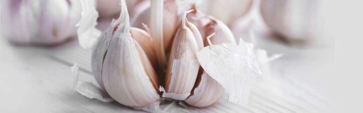 Garlic to treat nail fungus