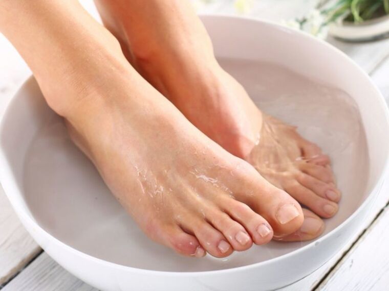 Therapeutic bath to combat foot fungus